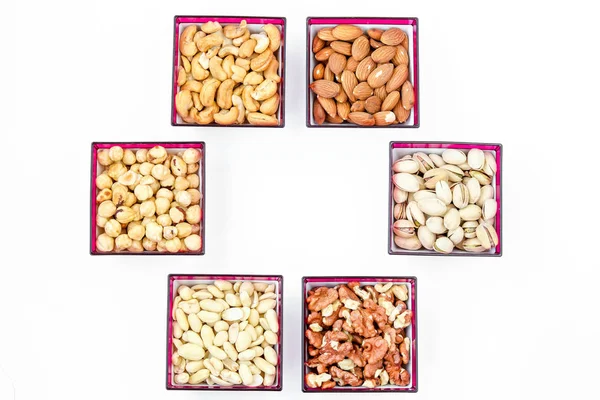 Различные виды орехов: арахис, кешью, миндаль, фундук, грецкие орехи и фисташки, горизонтальная ориентация, копировальное пространство, вид сверху — стоковое фото