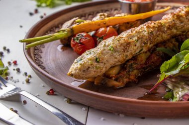 Fırında sebze, mantar ve domates soslu Geleneksel mix kebap, yatay oryantasyon