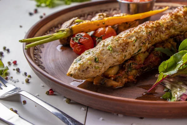 焼き野菜、キノコ、トマトソース、水平方向のトルコの伝統的なミックスケバブ — ストック写真