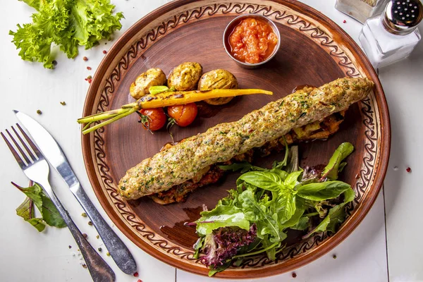 Kebab campur tradisional Turki dengan sayuran panggang, jamur dan saus tomat, tampilan atas, orientasi horisontal — Stok Foto