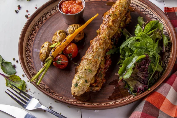 Mélange traditionnel turc kebab aux légumes cuits au four, champignons et sauce tomate, vue de dessus, orientation horizontale — Photo
