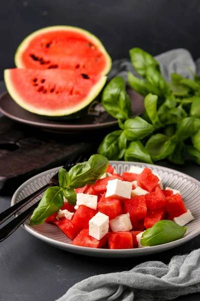 Salată de vară de pepene verde, brânză feta și busuioc verde, alimente sănătoase, orientare verticală — Fotografie, imagine de stoc