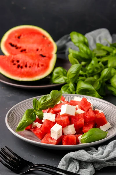 Salată de vară de pepene verde, brânză feta și busuioc verde, alimente sănătoase, orientare verticală — Fotografie, imagine de stoc