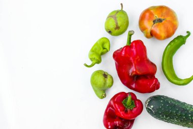 Trendy Çirkin Organik Sebzeler: armut, salatalık, biber, biber ve domates beyaz arka plan, çirkin gıda kavramı, yatay oryantasyon, kopya alanı