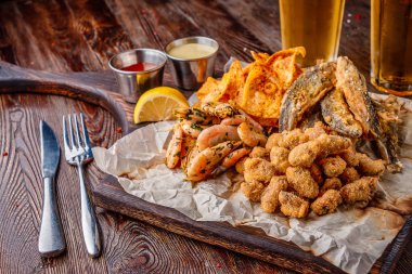 Set deniz ürünleri: midye, karides, küçük kızarmış deniz balığı ve kraker, genellikle bira ile servis edilir gıda, yatay oryantasyon