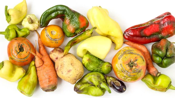 Μοντέρνα άσχημα βιολογικά λαχανικά: πατάτες, καρότα, αγγούρι, πιπεριές, τσίλι, μελιτζάνα και ντομάτες σε λευκό φόντο, αίσθηση άσχημου φαγητού, οριζόντιος προσανατολισμός — Φωτογραφία Αρχείου