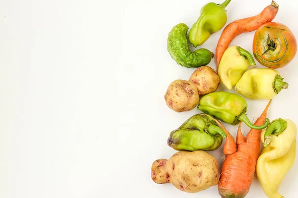 Άσχημα λαχανικά: καρότα, αγγούρι, πατάτες, πιπεριές και ντομάτες σε λευκό φόντο, άσχημη έννοια τροφίμων, αντίγραφο χώρου — Φωτογραφία Αρχείου