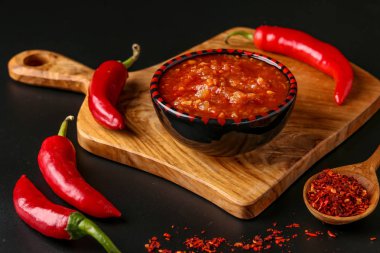 Koyu arka plan, Tunus ve Arap mutfağı, yatay oryantasyon üzerinde Geleneksel Maghrebi acı biber sosu salça harissa