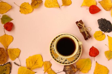 Sonbahar yapraklarından yapılmış kahve ve tarçın çubukları çerçeve ile Sonbahar kompozisyon, yatay oryantasyon, üst görünüm, kopya alanı