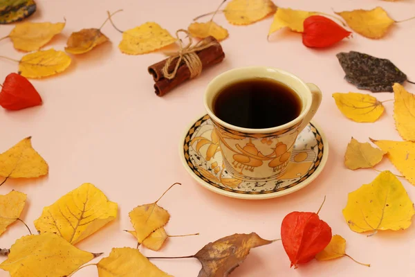 Composición otoñal con taza de café y canela marco hecho de hojas de otoño, orientación horizontal, espacio para copiar — Foto de Stock