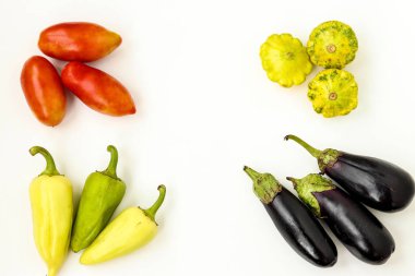 Organik Sebzeler: beyaz arka planda domates, patissons, biber ve patlıcan, Organik gıda kavramı, yatay oryantasyon