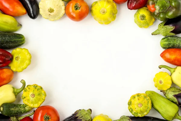 Οργανικό πλαίσιο λαχανικών: ντομάτες, πατόνια, πιπεριές, αγγούρια και μελιτζάνα σε λευκό φόντο, έννοια των οργανικών τροφίμων, οριζόντιος προσανατολισμός — Φωτογραφία Αρχείου