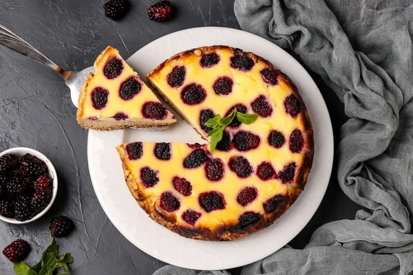 Homemade cottage cheese cake with blackberries located on a dark background, horizontal orientation, top view — Stock Photo, Image