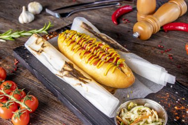 Sosisli sosisli, koyu bir arka plan, rustik tarzı, yatay yönelim karşı ahşap bir tahta üzerinde yer almaktadır