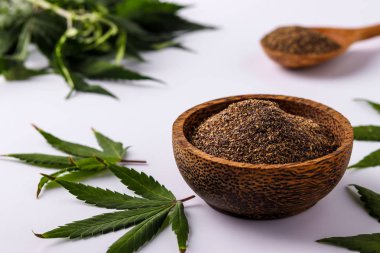 Kenevir tohumu zemin organik lif, sağlıklı bir doğal ürün, kenevir ile beyaz bir arka plan üzerinde bulunan yatay oryantasyon yaprakları