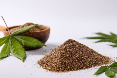 Organik tohum esrar, sağlıklı bir doğal ürün, kenevir yaprakları ile beyaz bir arka plan üzerinde bulunan, yatay oryantasyon, yakın