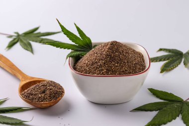 Organik tohum kenevir, sağlıklı bir doğal ürün, kenevir yaprakları ile beyaz bir arka plan üzerinde bulunan, yatay yönelim