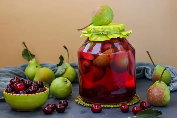 Compota de peras y cerezas en tarro sobre mesa, cosecha para el invierno, orientación horizontal — Foto de Stock