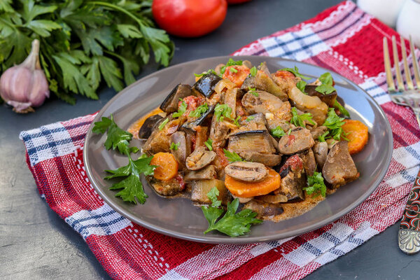 Куриные сердца, приготовленные из овощей: морковь, баклажаны, помидоры, чеснок и лук, для вкусного и здорового ужина, горизонтальная ориентация
