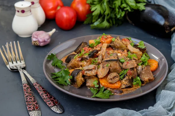 Chicken hearts cooked with vegetables: carrots, eggplant, tomatoes, garlic and onions, for a tasty and healthy dinner, horizontal orientation