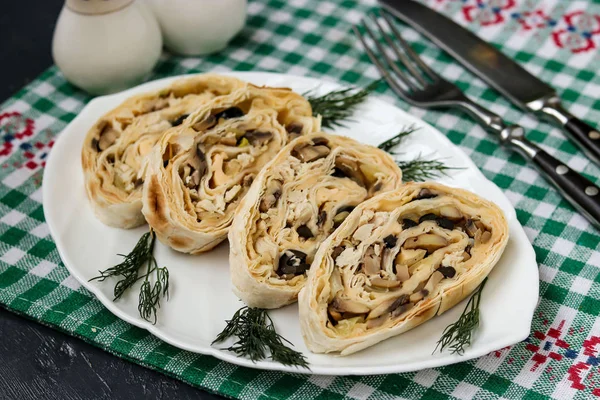 Lavash roll dengan jamur, keju dan zaitun hitam pada piring putih, meriah makanan ringan, orientasi horisontal — Stok Foto