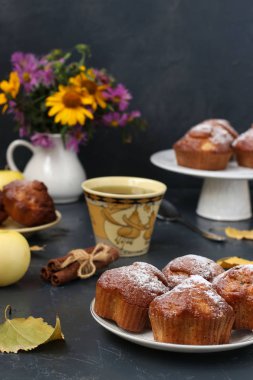Koyu bir arka plan üzerinde elma ve fındık ile Muffins, dikey yönelim, Sonbahar kompozisyon