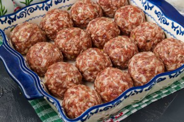 Pilav çiğ köfte seramik formda, yatay yönde pişirilir