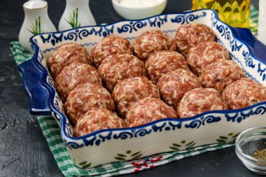 Pilav çiğ köfte seramik formda, yatay yönde pişirilir