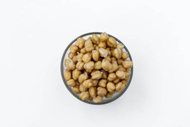 Beyaz arka plan üzerinde şeffaf bir kapta haşlanmış nohut, kavram sağlıklı beslenme, yatay yönelim, üst görünümü
