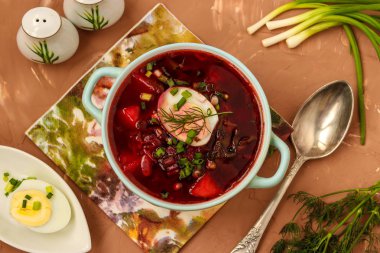 Tabakta pancar çorbası masada yer alır, kavram sağlıklı beslenme, yatay yönelim, üst görünüm