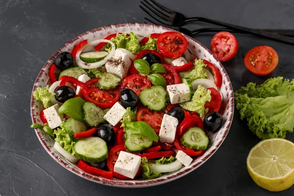 Salată grecească sănătoasă de salată verde, roșii cherry, ceapă, piper, brânză feta, măsline negre, busuioc, castraveți, cu ulei de măsline și suc de lămâie, Closeup, orientare orizontală — Fotografie, imagine de stoc