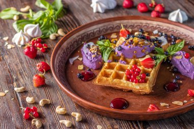 Yaban mersini kreması ile Belçika waffle, granola ve taze çilek, Lezzetli kahvaltı, Yatay oryantasyon