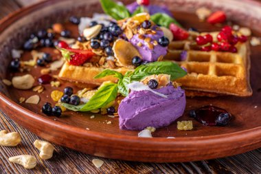 Yaban mersini kreması ile Belçika waffle, granola ve taze çilek, Lezzetli kahvaltı, Yatay oryantasyon