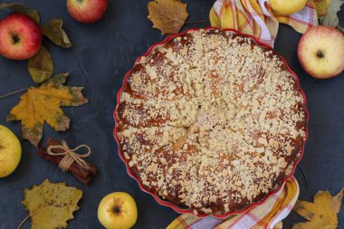 Elmalı pasta, koyu bir arka plan üzerinde seramik formda, üst görünüm, yakın çekim, yatay yönlendirme