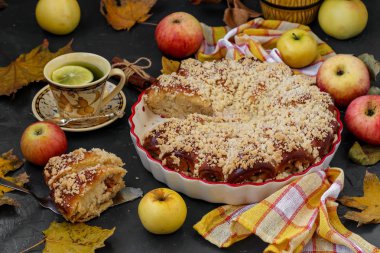 Elma ile Pasta koyu bir arka plan üzerinde seramik formda yer alır, elma tablo, yatay yönelim dağınık
