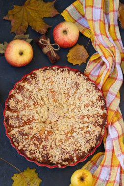 Elma lı pasta koyu bir arka plan, üst görünüm, dikey yönelim üzerinde seramik formda yer almaktadır