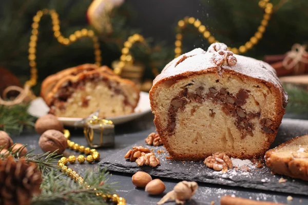 Рождественский кекс с орехами и конфетами, покрытые сахарной глазурью расположен на рождественском фоне — стоковое фото