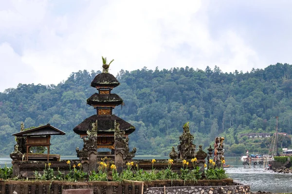 브라탄 호수 푸라 울룬 다누 브라탄, 발리, 인도네시아에 힌두교 사원 단지 — 스톡 사진