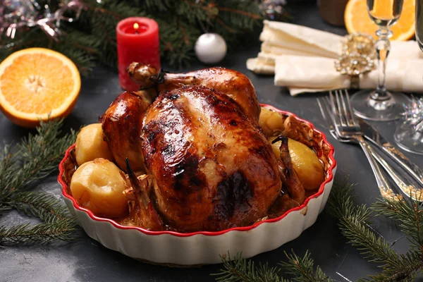 Gebackenes Huhn mit Orange, Honig, Sojasauce, Zwiebeln und Knoblauch in Keramikform auf weihnachtlichem Hintergrund, horizontale Ausrichtung, Nahaufnahme — Stockfoto