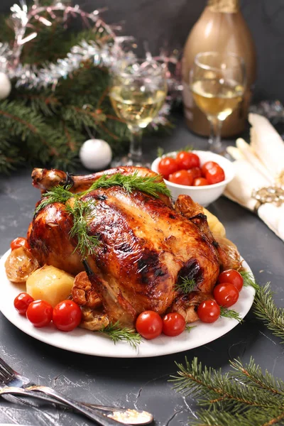 Gebakken kip met honing, sojasaus, ui en knoflook, geserveerd met aardappelen en kerstomaten, kerstachtergrond, verticale oriëntatie, close-up — Stockfoto