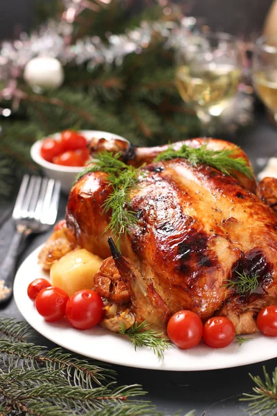 Gebackenes Huhn mit Honig, Sojasauce, Zwiebeln und Knoblauch, serviert mit Kartoffeln und Kirschtomaten, weihnachtlicher Hintergrund, vertikale Ausrichtung, Nahaufnahme — Stockfoto