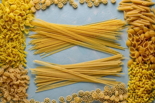 Różne włoskie makarony: Penne rigate, Rotelle, Conchiglie, Cavatappu, Fusilli, Cellentani, Spaghetti, pozioma orientacja, widok z góry — Zdjęcie stockowe
