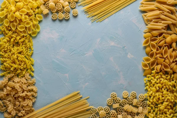 Assorted Italian pasta: Penne rigate, Rotelle, Conchiglie, Cavatappu, Fusilli, Cellentani Spaghetti, horizontal orientation, top view, closeup, copy space — Stock Photo, Image