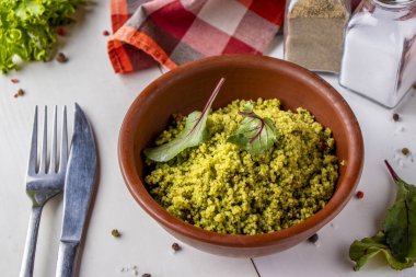 Kuskus, zeytinyağlı kase ve beyaz arka planda kurutulmuş domatesler, doğu mutfağı, yatay yönelim.