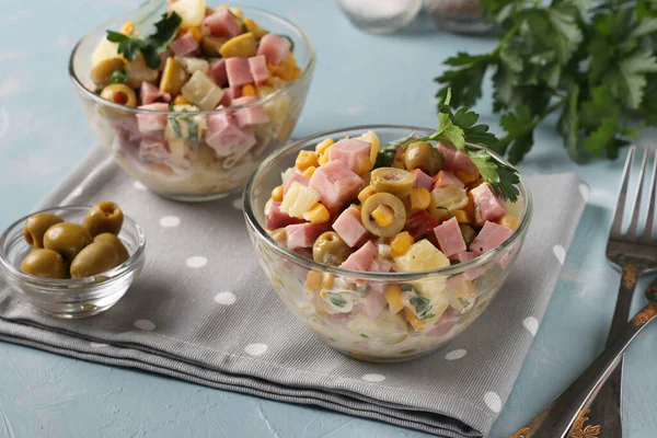 Două Porții Salată Șuncă Măsline Porumb Ananas Boluri Transparente Salată — Fotografie, imagine de stoc