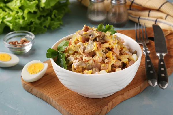 Salat med skinke, æg, løg og svampe i hvid skål på træplade, Vandret format, Closeup - Stock-foto