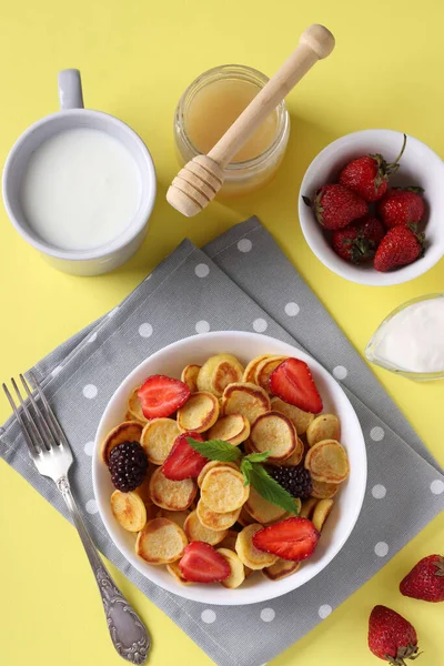 Clătite Mici Modă Pentru Micul Dejun Căpșuni Mure Miere Bol — Fotografie, imagine de stoc