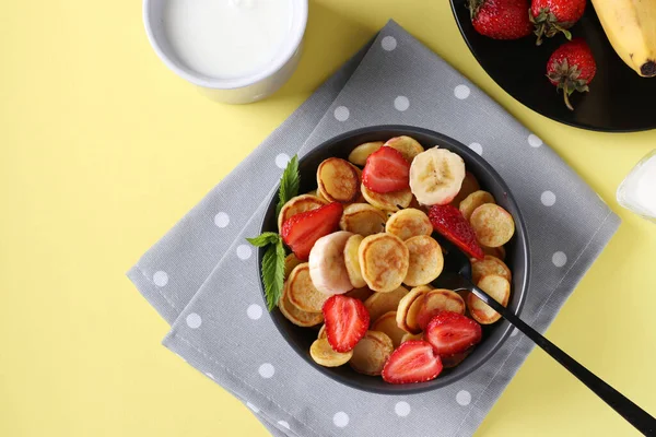 Clătite Mici Modă Pentru Micul Dejun Căpșuni Banane Castron Întunecat — Fotografie, imagine de stoc