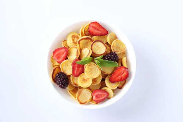 Clătite Mici Modă Pentru Micul Dejun Căpșuni Mure Mentă Castron — Fotografie, imagine de stoc