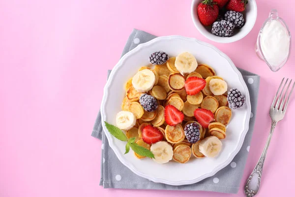 Clătite Mici Modă Pentru Micul Dejun Căpșuni Banane Mure Congelate — Fotografie, imagine de stoc